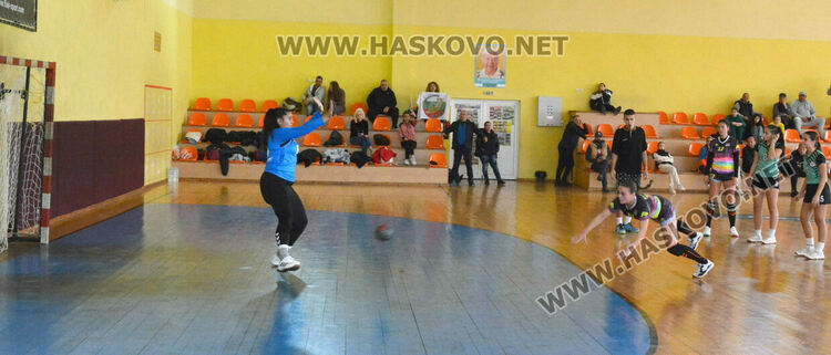 Хандбалистките на „Хасково“ стартираха със загуба при 16-годишните