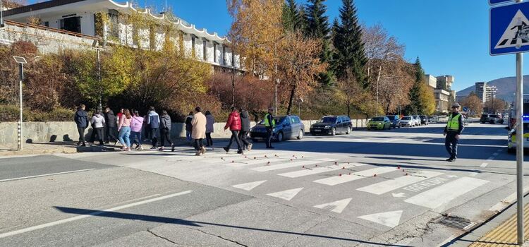 Пътна полиция – Смолян отбеляза Деня за възпоменание на жертвите на пътя с послание „Животът е безценен – пази го!“