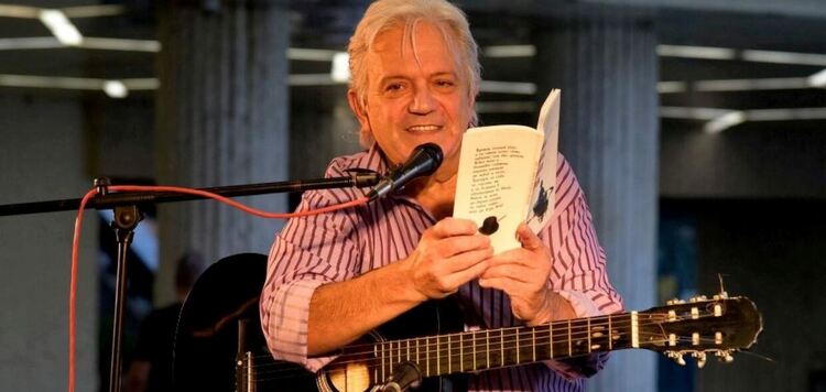 Авторски музикално-поетичен спектакъл „Амфибрахий в до мажор“ на Ивайло Диманов в градска библиотека