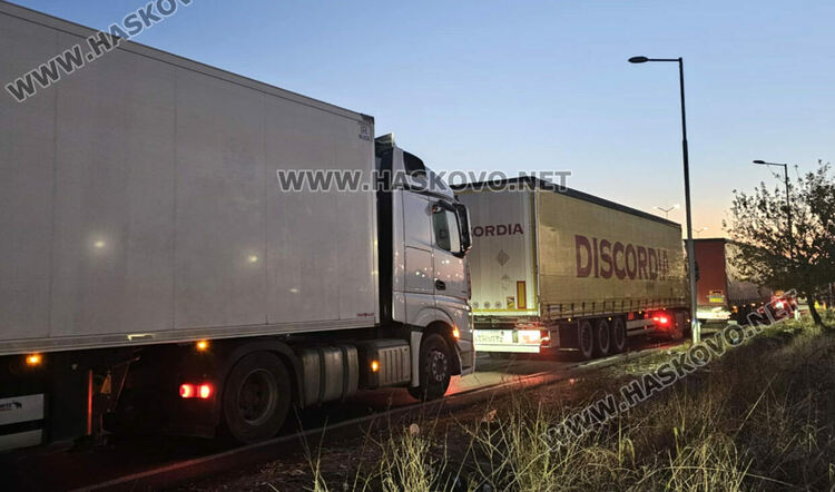 Възстановиха движението на тирове през границата, опашката достигна 35 км