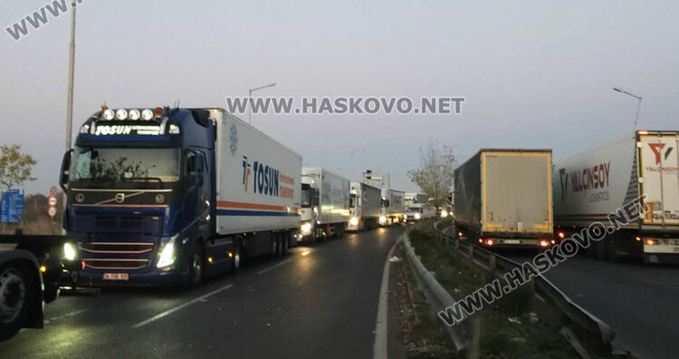 Възстановиха движението на тирове през границата, опашката достигна 35 км