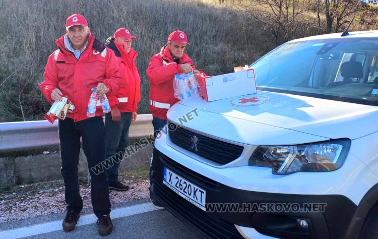 БЧК осигурява вода и закуски на камионите на границата