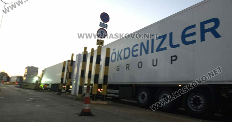 Възстановиха движението на тирове през границата, опашката достигна 35 км