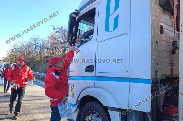 БЧК осигурява вода и закуски на камионите на границата