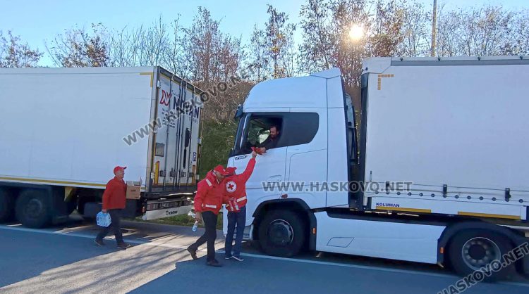 БЧК осигурява вода и закуски на камионите на границата