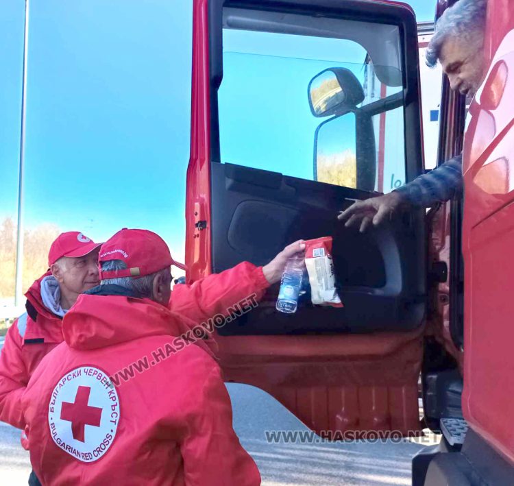 БЧК осигурява вода и закуски на камионите на границата