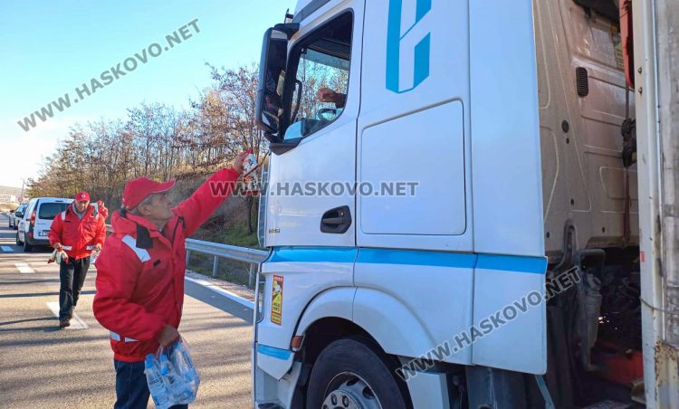 БЧК осигурява вода и закуски на камионите на границата