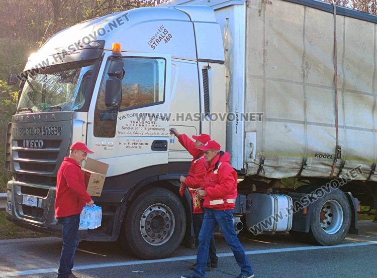 БЧК осигурява вода и закуски на камионите на границата