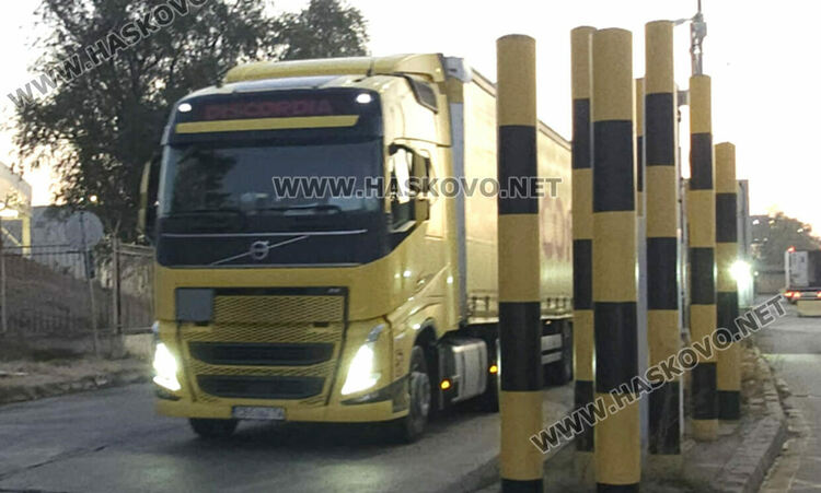 Възстановиха движението на тирове през границата, опашката достигна 35 км