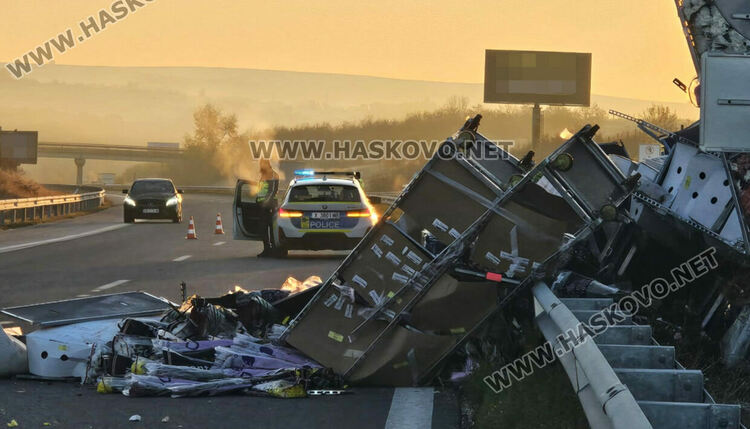 Водач пострада при катастрофа между два тира и затвори магистрала „Марица“