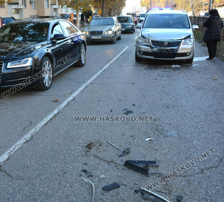 Катастрофа между три коли затрудни движението по бул. „Васил Левски“ в Хасково