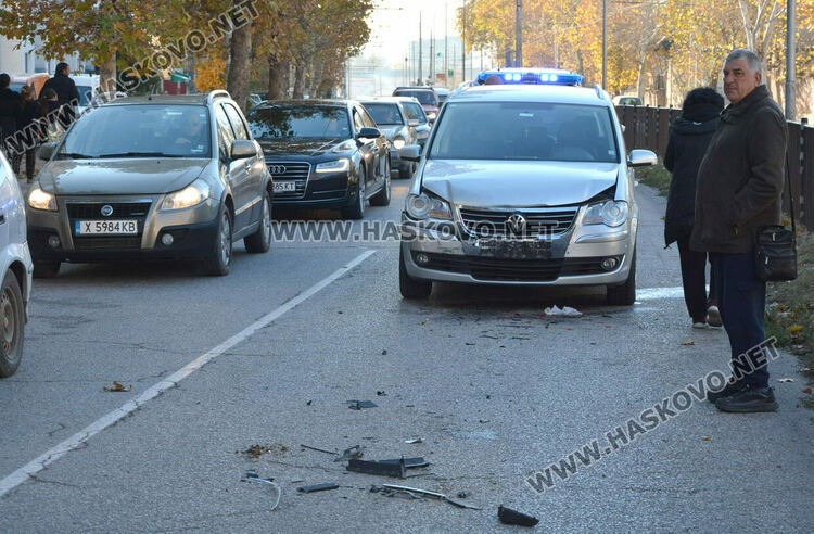 Катастрофа между три коли затрудни движението по бул. „Васил Левски“ в Хасково