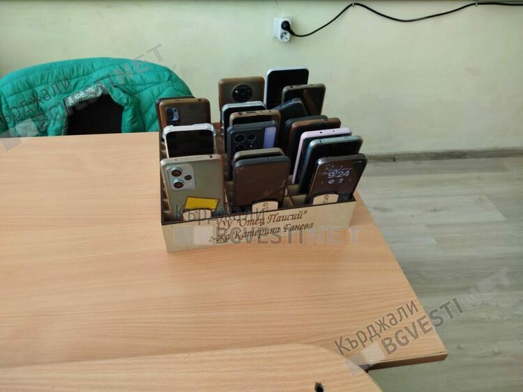 СУ“Отец Паисий“ въведе забрана за използване на мобилни телефони в прогимназиален етап