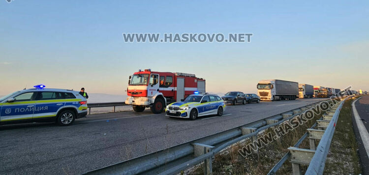 Водач пострада при катастрофа между два тира и затвори магистрала „Марица“