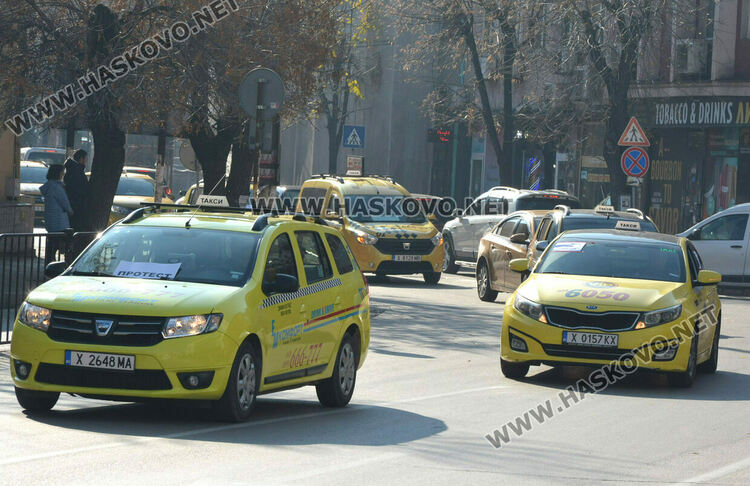 Над 150 таксита се включиха в протеста срещу по-скъпите застраховки в Хасково