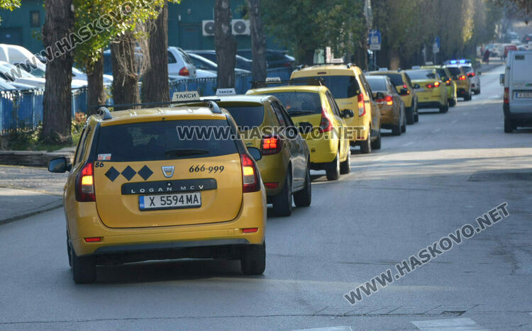 Над 150 таксита се включиха в протеста срещу по-скъпите застраховки в Хасково