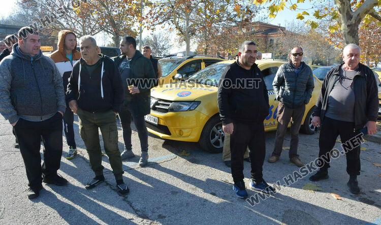 Над 150 таксита се включиха в протеста срещу по-скъпите застраховки в Хасково