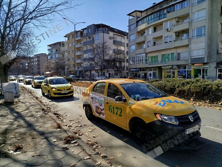 Таксиметрови шофьори в Кърджали също излязоха на протест срещу драстичния скок на „Гражданската отговорност“