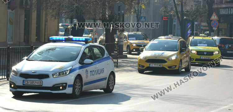 Над 150 таксита се включиха в протеста срещу по-скъпите застраховки в Хасково
