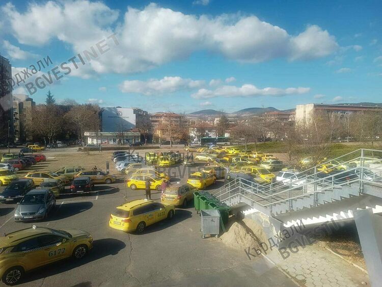 Таксиметрови шофьори в Кърджали също излязоха на протест срещу драстичния скок на „Гражданската отговорност“