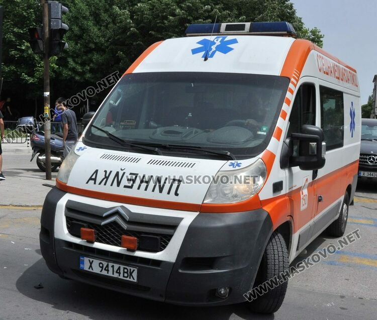 Водач на „Фолксваген“ пострада при удар в товарен автомобил