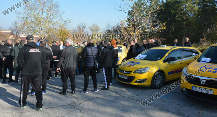 Над 150 таксита се включиха в протеста срещу по-скъпите застраховки в Хасково