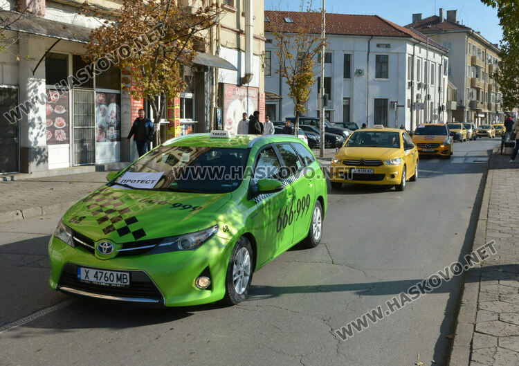 Над 150 таксита се включиха в протеста срещу по-скъпите застраховки в Хасково