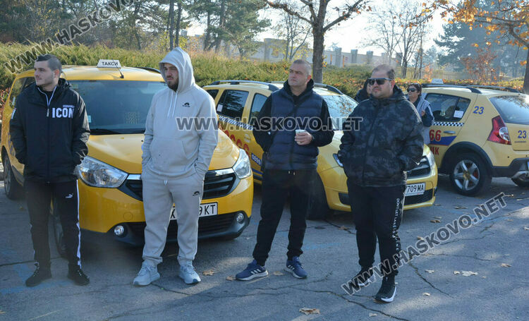 Над 150 таксита се включиха в протеста срещу по-скъпите застраховки в Хасково