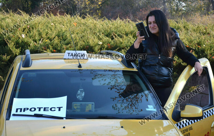 Над 150 таксита се включиха в протеста срещу по-скъпите застраховки в Хасково