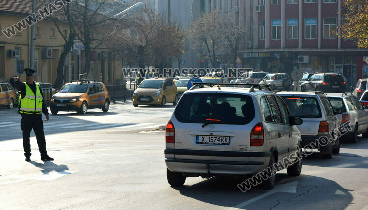 Над 150 таксита се включиха в протеста срещу по-скъпите застраховки в Хасково