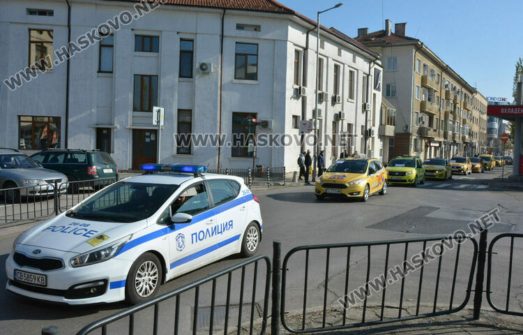 Над 150 таксита се включиха в протеста срещу по-скъпите застраховки в Хасково
