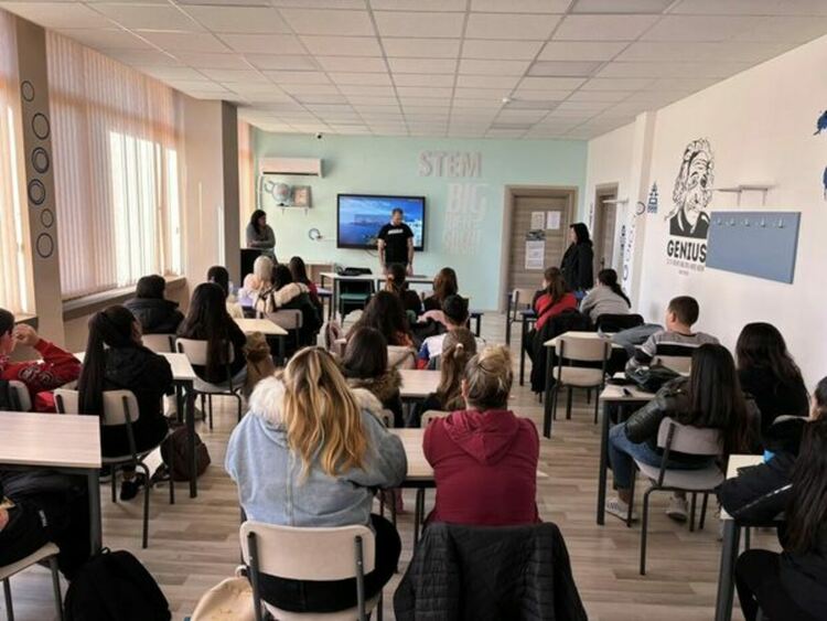 „Младите и кибер светът“