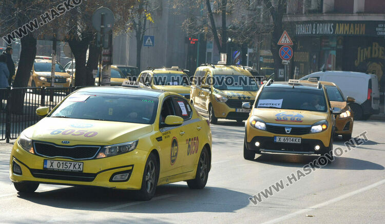 Над 150 таксита се включиха в протеста срещу по-скъпите застраховки в Хасково