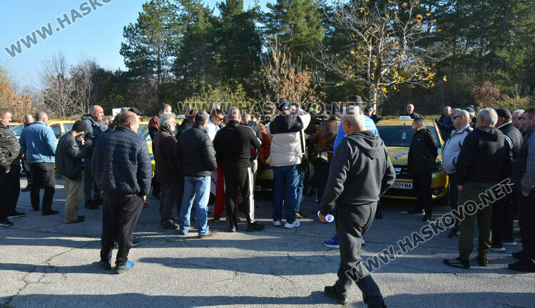 Над 150 таксита се включиха в протеста срещу по-скъпите застраховки в Хасково
