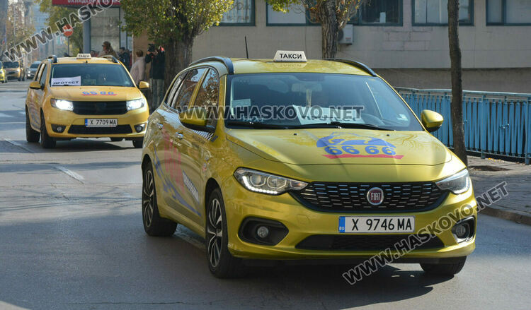 Над 150 таксита се включиха в протеста срещу по-скъпите застраховки в Хасково