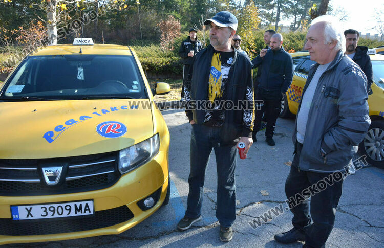 Над 150 таксита се включиха в протеста срещу по-скъпите застраховки в Хасково