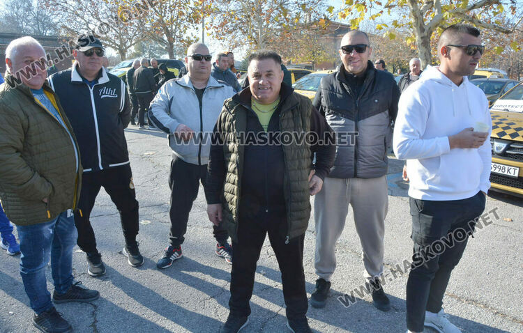 Над 150 таксита се включиха в протеста срещу по-скъпите застраховки в Хасково