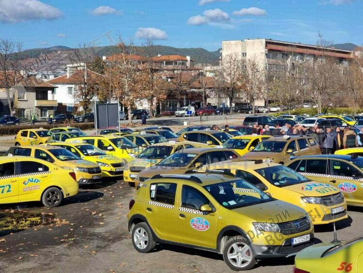 Таксиметрови шофьори в Кърджали също излязоха на протест срещу драстичния скок на „Гражданската отговорност“