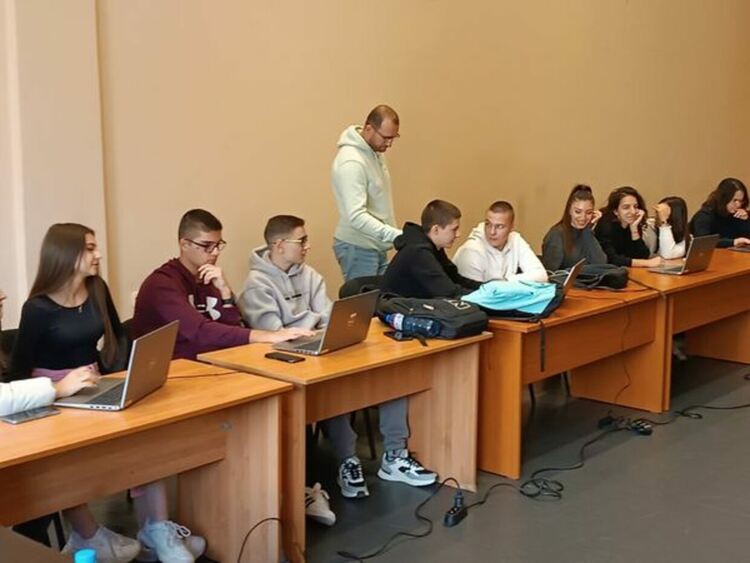 „Младите и кибер светът“