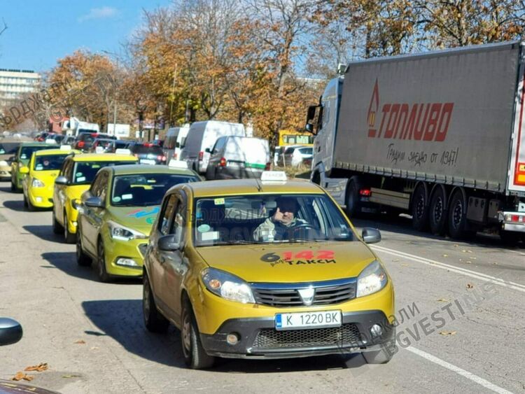 Таксиметрови шофьори в Кърджали също излязоха на протест срещу драстичния скок на „Гражданската отговорност“