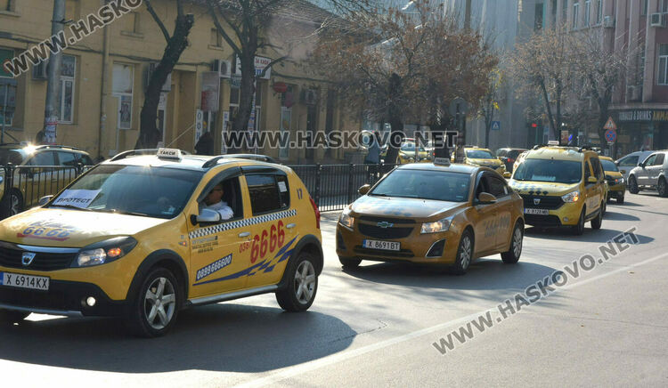 Над 150 таксита се включиха в протеста срещу по-скъпите застраховки в Хасково