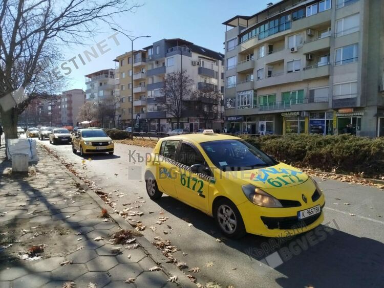 Таксиметрови шофьори в Кърджали също излязоха на протест срещу драстичния скок на „Гражданската отговорност“
