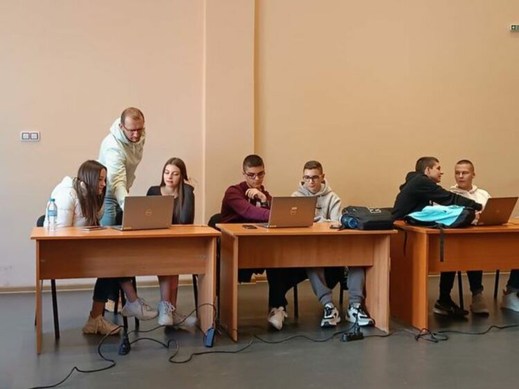 „Младите и кибер светът“