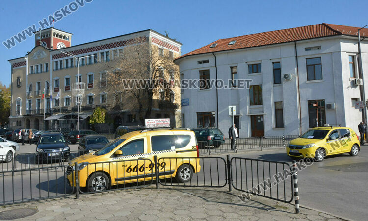 Над 150 таксита се включиха в протеста срещу по-скъпите застраховки в Хасково