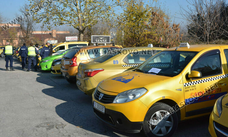 Над 150 таксита се включиха в протеста срещу по-скъпите застраховки в Хасково
