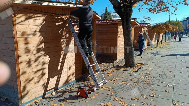 Къщичките на Коледния базар на Кърджали са монтирани,чакат своите наематели