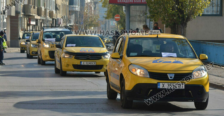 Над 150 таксита се включиха в протеста срещу по-скъпите застраховки в Хасково