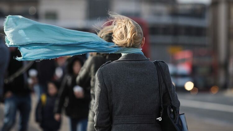 Оранжев код за силен вятър в сряда, но ще бъде топло