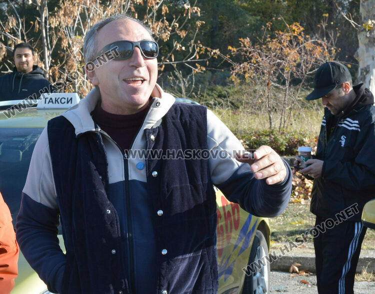Над 150 таксита се включиха в протеста срещу по-скъпите застраховки в Хасково
