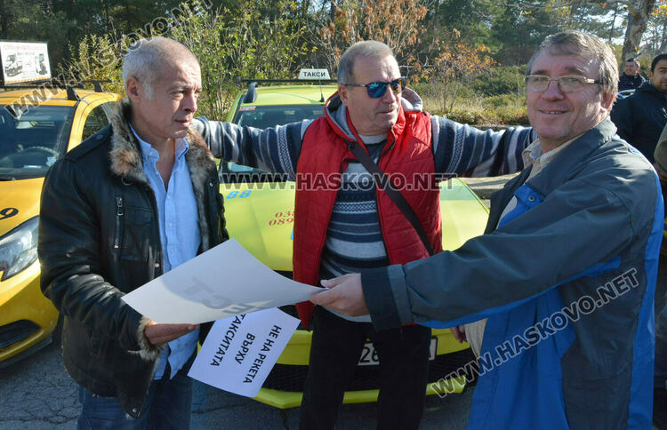 Над 150 таксита се включиха в протеста срещу по-скъпите застраховки в Хасково